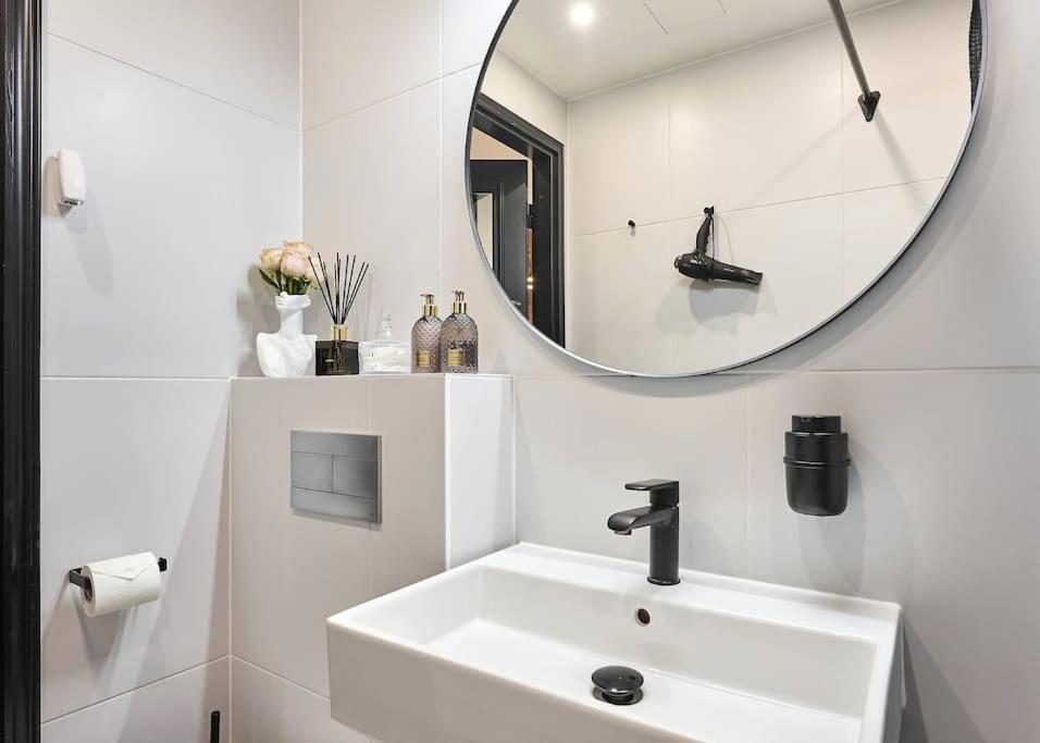 Urban-Glam City Centre Studio With A Gym And Terrace タリン エクステリア 写真